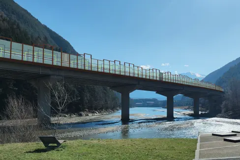 Lärmbelastung entlang der Autobahn reduzieren: Das ist das Ziel der A22, dazu werden insgesamt neun Lärmschutzwände errichtet bzw. erneuert. Im Bild das Rendering der Lärmschutzwand Brücke Franzensfeste. (Quelle: Brennerautobahn AG)