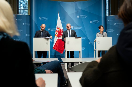 113 Maßnahmen mit einem Investitionsvolumen von rund 431,5 Millionen Euro sowie weitere 166 Millionen Euro für Projekte, die von der Landesabteilung Vermögensverwaltung im Rahmen von öffentlich-privaten Partnerschaften investiert werden: Das sind die Eckdaten des Hochbauprogramms 2026-2028, das Ressortdirektor Daniel Bedin, Landesrat Christian Bianchi und Abteilungsdirektorin Virna Bussadori am 16. März vorstellten. (Foto: LPA/Fabio Brucculeri)