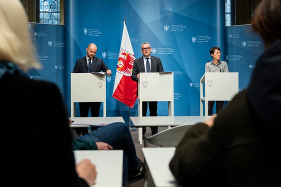 113 Maßnahmen mit einem Investitionsvolumen von rund 431,5 Millionen Euro sowie weitere 166 Millionen Euro für Projekte, die von der Landesabteilung Vermögensverwaltung im Rahmen von öffentlich-privaten Partnerschaften investiert werden: Das sind die Eckdaten des Hochbauprogramms 2026-2028, das Ressortdirektor Daniel Bedin, Landesrat Christian Bianchi und Abteilungsdirektorin Virna Bussadori am 16. März vorstellten. (Foto: LPA/Fabio Brucculeri)