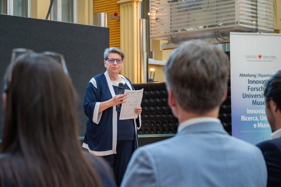 “La conoscenza si rinnova rapidamente”, ha affermato la presidente della Libera università di Bolzano Ulrike Tappeiner, ricordando la necessità di creare buone condizioni per la ricerca e l'ulteriore sviluppo. (Foto: USP/Greta Stuefer)
