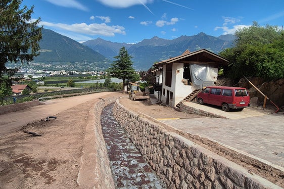 Die jetzt freigeräumte Künette des Weißplatterbachs in Meran. (Foto: Amt für Wildbach- und Lawinenverbauung Süd in der Agentur für Bevölkerungsschutz)