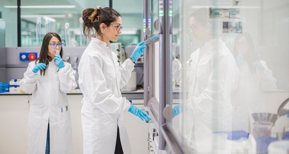 Über den Euregio Science Fund will die Euregio die Innovationskraft stärken, grenzüberschreitende Forschung ankurbeln, Arbeitsplätze für junge Forschende schaffen und den Wissensaustausch fördern. Im Bild die Labore im NOI Techpark (Foto: NOI/Wisthaler)