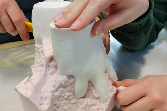 Mit verschiedenen Gipsarten arbeiteten die Schülerinnen und Schüler im Workshop Positiv und negativ – genial und trotzdem simpel. (Foto: LPA/Deutsche Bildungsdirektion/Begabungs- und Begabtenförderung/Kathrin Fill)