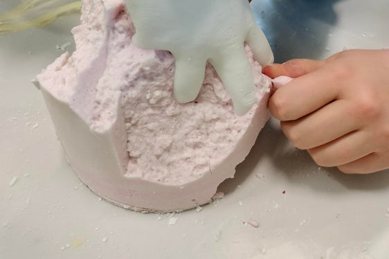 Mit verschiedenen Gipsarten arbeiteten die Schülerinnen und Schüler im Workshop Positiv und negativ – genial und trotzdem simpel. (Foto: LPA/Deutsche Bildungsdirektion/Begabungs- und Begabtenförderung/Kathrin Fill)