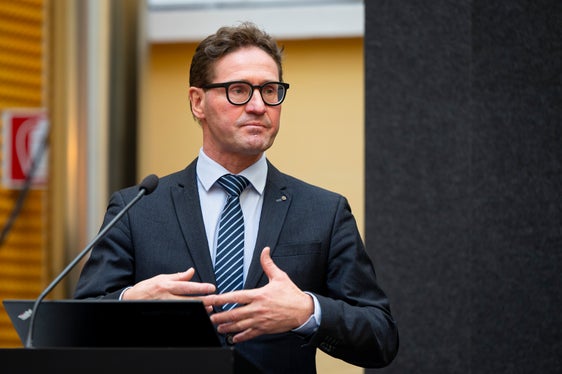 Christian Hoffmann von Eurac Research präsentierte die vier verschiedenen Handlungsfelder. (Foto: LPA/Fabio Brucculeri)