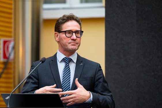 Christian Hoffmann von Eurac Research präsentierte die vier verschiedenen Handlungsfelder. (Foto: LPA/Fabio Brucculeri)