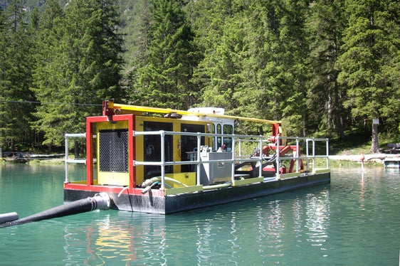 Con una barca speciale vengono rimossi i sedimenti ricchi di nutrienti dal fondale del lago di Dobbiaco (Foto: ASP/Agenzia ambiente e tutela clima)