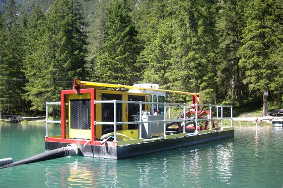 Am Toblacher See werden Sedimentschichten vom Seegrund mit einem speziellen Boot abgetragen. (Foto: Landesagentur für Umwelt- und Klimaschutz)