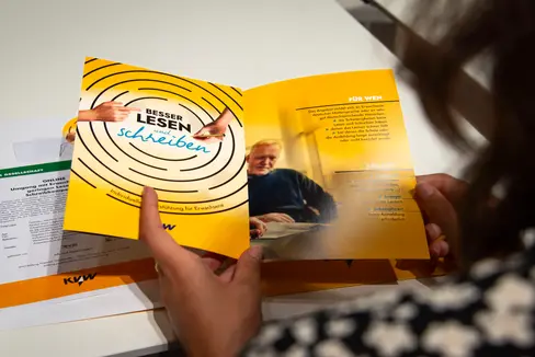 In diesem Jahr werden die Standorte des Angebotes Besser Lesen und Schreiben ausgeweitet, am 4. September werden die Details dazu vorgestellt. (Foto: LPA/Fabio Brucculeri)