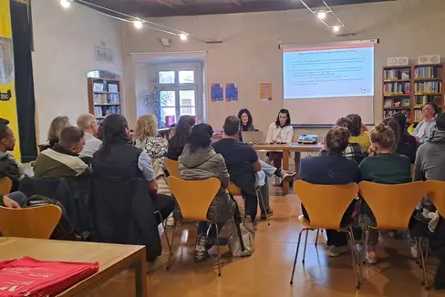 L'evento informativo sull’esame di bilinguismo e sugli strumenti di preparazione alla Biblioteca Schlandersburg di Silandro è stato organizzato dal Servizio Esami di bi- e trilinguismo e dalla Mediateca Multilingue di Merano della Ripartizione provinciale Cultura italiana (Foto: USP/Elisa Dallacosta)
