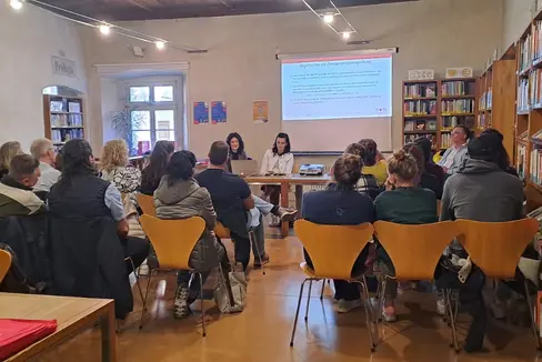 L'evento informativo sull’esame di bilinguismo e sugli strumenti di preparazione alla Biblioteca Schlandersburg di Silandro è stato organizzato dal Servizio Esami di bi- e trilinguismo e dalla Mediateca Multilingue di Merano della Ripartizione provinciale Cultura italiana (Foto: USP/Elisa Dallacosta)
