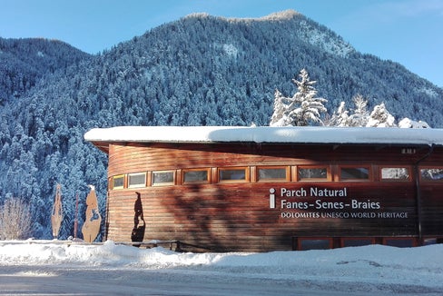 Winterliches Naturparkhaus Fanes-Sennes-Prags: Fünf von sieben Naturparkhäuser bieten auch in der Wintersaison spannende Sonderausstellungen. (Foto: LPA/Matteo Rubatscher)