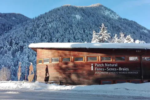 Winterliches Naturparkhaus Fanes-Sennes-Prags: Fünf von sieben Naturparkhäuser bieten auch in der Wintersaison spannende Sonderausstellungen. (Foto: LPA/Matteo Rubatscher)