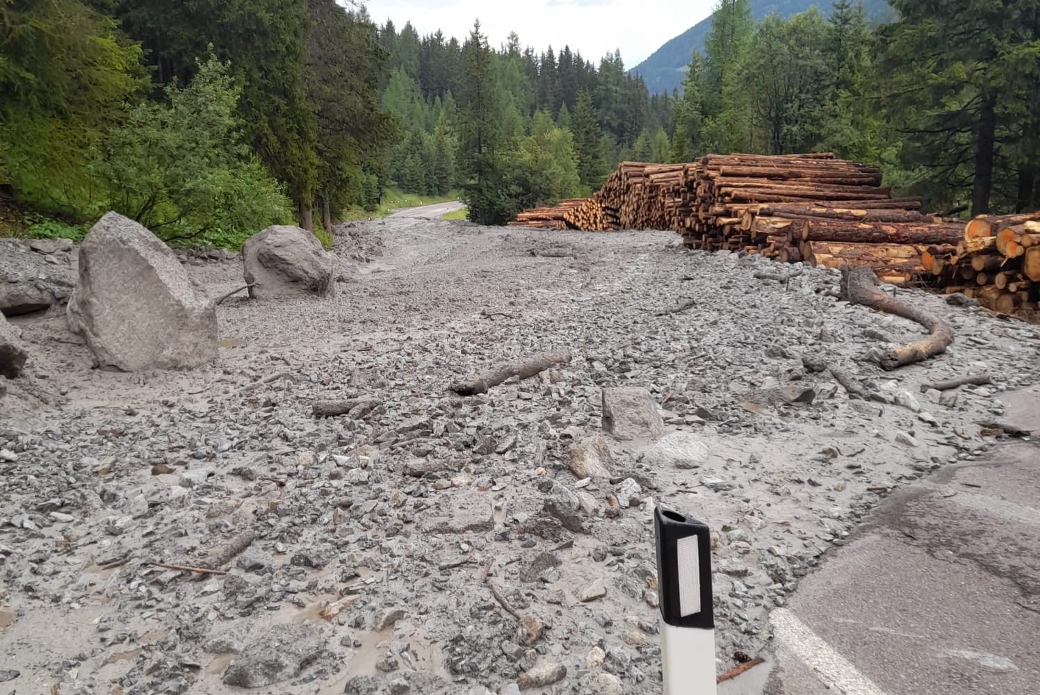 La strada per Solda è chiusa a causa di uno smottamento. Il Servizio strade sta lavorando per liberare la strada. (Foto: ASP/Servizio strade della Provincia)