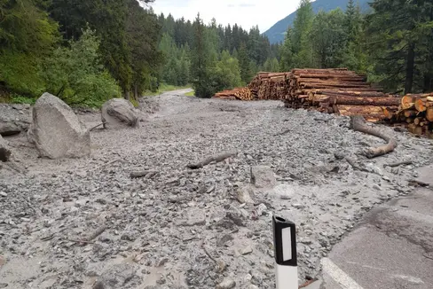Nach einem Murenabgang ist die Straße nach Sulden gesperrt. Der Straßendienst ist im Einsatz und räumt die Straße. (Foto: LPA/Landesstraßendienst)