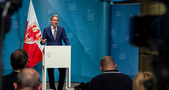 Über die neue Gewichtung beziehungsweise Einordnung der Ämter, Landesschulen und Abteilungen sowie die ranghöchsten Führungsstrukturen, welche die Landesregierung in Umsetzung des neuen Führungskräftegesetzes vorgenommen hat, informierte heute Landeshauptmann Kompatscher. (Foto: LPA/Fabio Brucculeri)