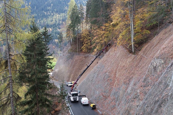 Auf dem überwiegenden Teil der Umleitungsstrecke beträgt die Fahrbahnbreite sechs Meter oder mehr: Zwei Lkws oder Busse können sich somit kreuzen. (Foto: Studio di ingegneria Valdemarin)