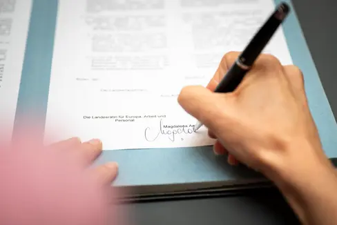 Firmata la lettera d'intenti con la quale, tra le altre cose, i sindacati approvano l'offerta economica della Provincia – 825 milioni di euro per il triennio 2025-27 per i dipendenti che rientrano nel contratto collettivo d'intercomparto e il personale docente delle scuole a carattere statale. (Foto: USP/Fabio Brucculeri)