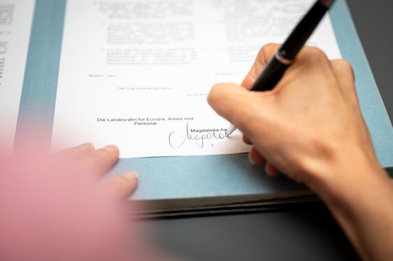 Die repräsentativen Gewerkschaften und die Landesagentur für die Gewerkschaftsbeziehungen sowie Landeshauptmann Arno Kompatscher und Personallandesrätin Magdalena Amhof haben die Absichtserklärung unterzeichnet, mit der sie unter anderem dem vorliegenden wirtschaftlichen Angebot des Landes zustimmen (Foto: LPA/Fabio Brucculeri)