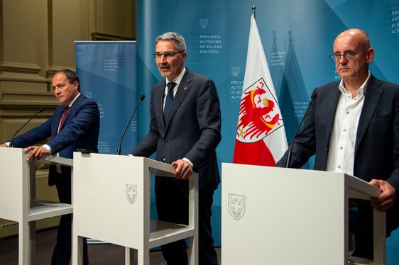 LR Vettorato, LH Kompatscher und Agenturdirektor Ruffini (v.l.) stellten den Gesetzentwurf zur Vergabe von Konzessionen für Großableitungen im Rahmen einer Pressekonferenz in Bozen vor. (Foto: LPA/Fabio Brucculeri)