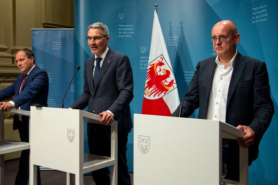 L'assessore Vettorato, il presidente Kompatscher e il direttore dell'Agenzia per l'ambiente e la protezione del clima Ruffini hanno illustrato oggi (5 giugno) il disegno di legge che disciplina le modalità e le procedure per il rilascio delle concessioni di grandi derivazioni d'acqua per la produzione di energia elettrica. (Foto: ASP/Fabio Brucculeri)