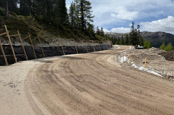 I lavori di messa in sicurezza sul tratto altoatesino del Passo di Valparola stanno procedendo regolarmente e in linea con il cronoprogramma stabilito dagli uffici competenti. (Foto: USP/Dipartimento Infrastrutture e Mobilità)