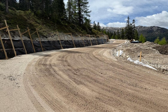 I lavori di messa in sicurezza sul tratto altoatesino del Passo di Valparola stanno procedendo regolarmente e in linea con il cronoprogramma stabilito dagli uffici competenti. (Foto: USP/Dipartimento Infrastrutture e Mobilità)