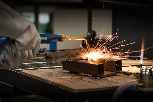 An der italienischen Berufsschule L. Einaudi in Bozen ist der erste Lehrgang für Fenstermonteure in italienischer Sprache gestartet. (Foto: Italienische Berufsbildung)