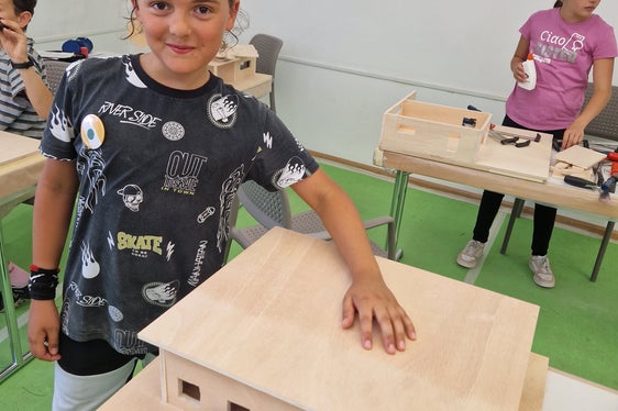 Ihr eigenes Traumhaus konnten die Schülerinnen und Schüler in der Modellbau-Werkstatt“ realisieren, im Bild Michele. (Foto: LPA/Begabungs- und Begabtenförderung der Pädagogischen Abteilung der Deutschen Bildungsdirektion/Eva Enderle)