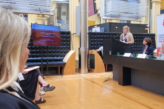 Die Ist-Situation der Gleichstellung zwischen Frauen und Männern auf Euregio-Landesebene stand im Zentrum der Euregio-Frauenversammlung in Bozen - am Rednerpult Ulrike Oberhammer, Präsidentin des Landesbeirats für Chancengleichheit für Frauen in Südtirol. (Foto: Euregio/Armin Gluderer)
