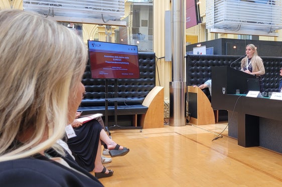 Die Ist-Situation der Gleichstellung zwischen Frauen und Männern auf Euregio-Landesebene stand im Zentrum der Euregio-Frauenversammlung in Bozen - am Rednerpult Ulrike Oberhammer, Präsidentin des Landesbeirats für Chancengleichheit für Frauen in Südtirol. (Foto: Euregio/Armin Gluderer)