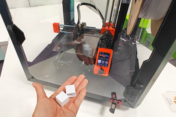 Plastikabfall aus der Brillenindustrie kann wiederverwertet werden: Zum Beispiel als Komponente bei der Herstellung von Plastikteilen über einen 3D-Drucker, wie das Projekt Micro-Alps verdeutlicht. (Foto: LPA/Ursula Pirchstaller)