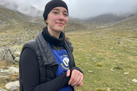 I pastori, i conduttori e i loro cani svolgono un ruolo molto speciale nella transumanza - nella foto la pastora Verena Kienzl. (Foto: USP/Gnews)