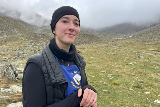 I pastori, i conduttori e i loro cani svolgono un ruolo molto speciale nella transumanza - nella foto la pastora Verena Kienzl. (Foto: USP/Gnews)