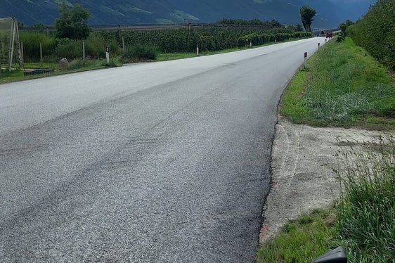 Die frisch asphaltierte Staatsstraße in Rabland am Freitag, 16. September. (Foto: LPA/Mobilitätsressort)
