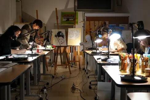 Una galassia di iniziative dedicate al quarto pilastro del panorama formativo. Per il 2026 ammonta a 1,7 milioni l'importo complessivo erogato alle agenzie di educazione permanente attive in provincia di Bolzano. (Foto: USP/Ufficio Educazione permanente e lingue)