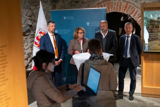 Unter anderem über die Weiterentwicklung der Berufsbilder und der Ausbildungsmöglichkeiten wolle man die sozialen Dienste stärken, betonte Landesrätin Rosmarie Pamer bei der Pressekonferenz im Anschluss an die Sitzung der Landesregierung auf Schloss Tirol (im Bild von links Landesrat Daniel Alfreider, Landesrätin Rosmarie Pamer, Bezirksgemeinschaftspräsident Ulrich Gamper und Landesrat Peter Brunner). (Foto: LPA/Fabio Brucculeri)