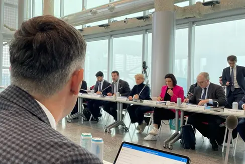 Mobilitätslandesrat Daniel Alfreider bei der Sitzung der Steuerungsgruppe: Für Südtirol wichtige Vorhaben in Hinblick auf die Olympischen Winterspiele 2026 sollen verbesserte Mobilität und Lebensqualität mit sich bringen. (Foto: LPA)