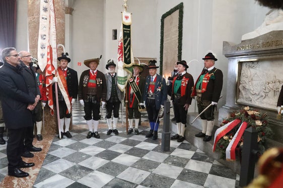 La cerimonia di consegna è stata preceduta, al Bergisel e nella Hofkirche, da una commemorazione ufficiale del 214° anniversario della morte del combattente tirolese per la libertà Andreas Hofer. (Foto: Land Tirol/Frischauf Bild)