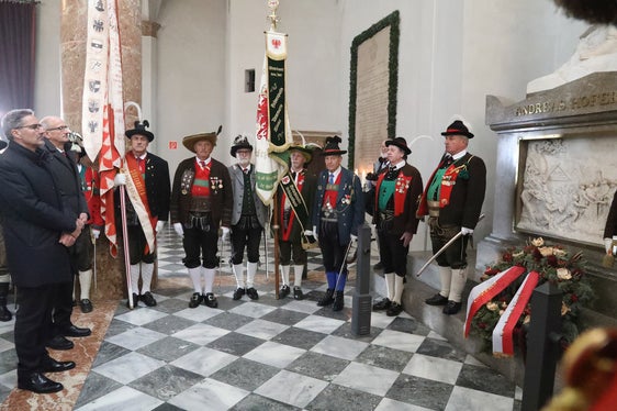 Landeshauptleute Kompatscher und Mattle (v.l.) vor dem Andreas-Hofer-Grab in der Hofkirche. (Foto: Land Tirol/Frischauf Bild)
