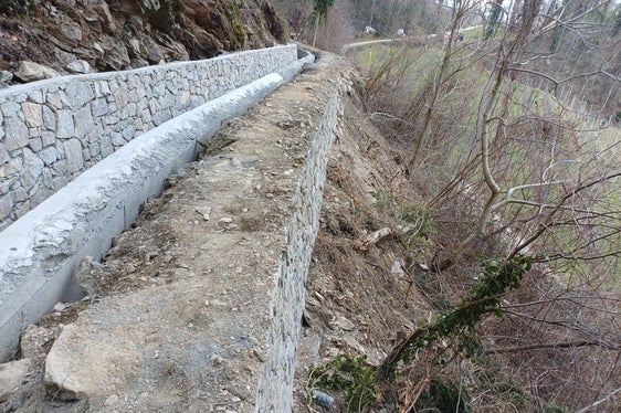 Im Zuge der Bauarbeiten werden gleichzeitig Stützmauern und Ähnliches erneuert; im Bild: Maiser Neuwaal (Foto: LPA/Forstinspektorat Meran)