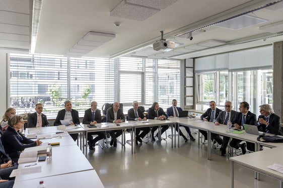 Scambio di opinioni sullo stato dei lavori per l'avvio di un Corso di studi di medicina a Bolzano: rappresentanti dell'Amministrazione provinciale, dell'Azienda sanitaria dell'Alto Adige, dell'Università Cattolica e della Claudiana all'incontro di ieri (Foto: ASP/Tiberio Sorvillo)