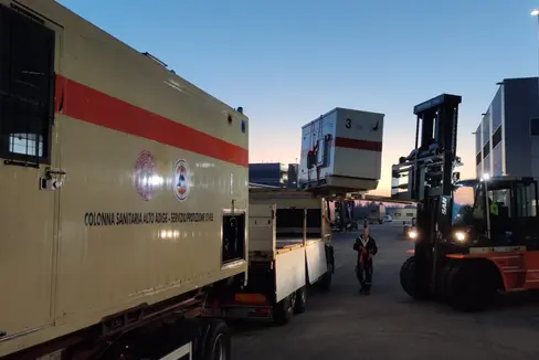 Gli aiuti umanitari sono stati trasportati da mezzi dei Corpo Permanente dei vigili del fuoco e della sezione della Croce Bianca della Protezione Civile e hanno raggiunto ieri il centro logistico di Palmanova, allestito dalla Protezione Civile della Regione Friuli-Venezia Giulia. (Foto: ASP/Agenzia per la protezione civile/Andreas Simmerle/Thomas Holzknecht)