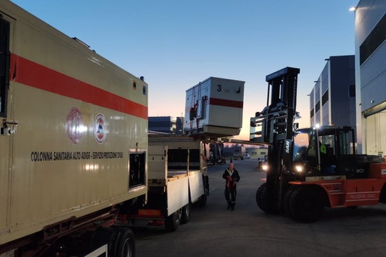 Gli aiuti umanitari sono stati trasportati da mezzi dei Corpo Permanente dei vigili del fuoco e della sezione della Croce Bianca della Protezione Civile e hanno raggiunto ieri il centro logistico di Palmanova, allestito dalla Protezione Civile della Regione Friuli-Venezia Giulia. (Foto: ASP/Agenzia per la protezione civile/Andreas Simmerle/Thomas Holzknecht)