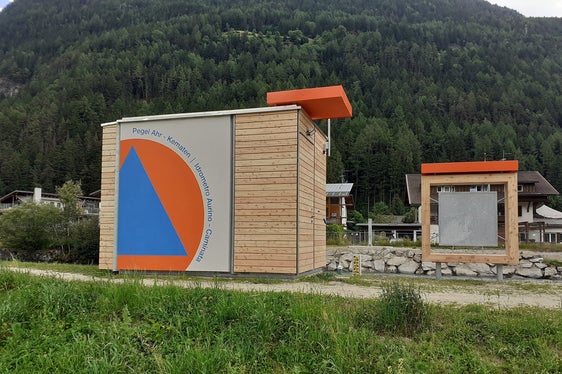 Il livello dell'acqua dei fiumi altoatesini è monitorato da una rete di stazioni di misurazione; l'immagine mostra la stazione idrometrica sull'Aurino a Caminata. (Foto: USP/ Archivio Ufficio Idrologia e dighe)