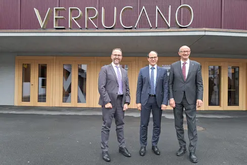 Das Präsidium der Arge Alp mit (v. l.) Norman Gobbi, Marc Mächler, Anton Mattle hat in Mels (Schweiz) ein gemeinsames Vorgehen beim Wolfsmanagement und dem Klimaschutz bekräftigt. (Foto: Staatskanzlei St. Gallen)