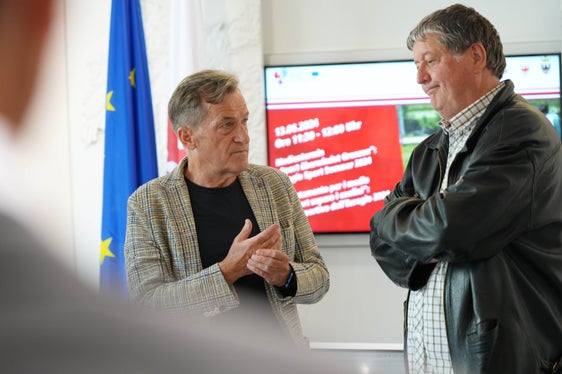 Die beiden Präsidenten der Fußballverbände aus Tirol, Josef Geisler, und Südtirol, Klaus Schuster. (Foto: Land Tirol/Brandhuber)