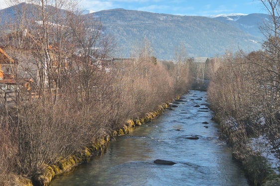 L'Ufficio Sistemazione bacini montani Est sta eseguendo lavori di manutenzione sul bacino della Rienza, a Brunico. (Foto: USP/Ufficio Sistemazione bacini montani Est/Hubert Brugger)