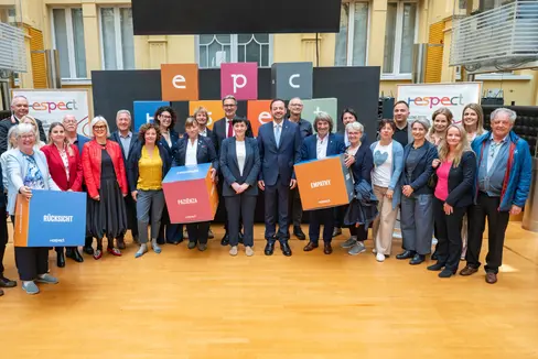 La campagna di sensibilizzazione “Respect” è stata presentata il 12 maggio nel cortile interno di Palazzo Widmann a Bolzano dal presidente Arno Kompatscher, dagli assessori Ulli Mair, Hubert Messner e Marco Galateo e da rappresentanti della società civile. (Foto: USP/Greta Stuefer)