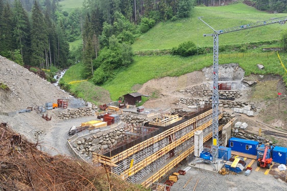 Das Tosbecken zwischen Rückhaltesperre und der Gegensperre wurde mittels betonverstärkter Zyklopen gesichert; als Tosbecken (von tosen) wird ein bremsendes Auffangbecken bezeichnet. (Foto: LPA/Landesamt für Wildbach- und Lawinenverbauung Ost in der Agentur für Bevölkerungsschutz)